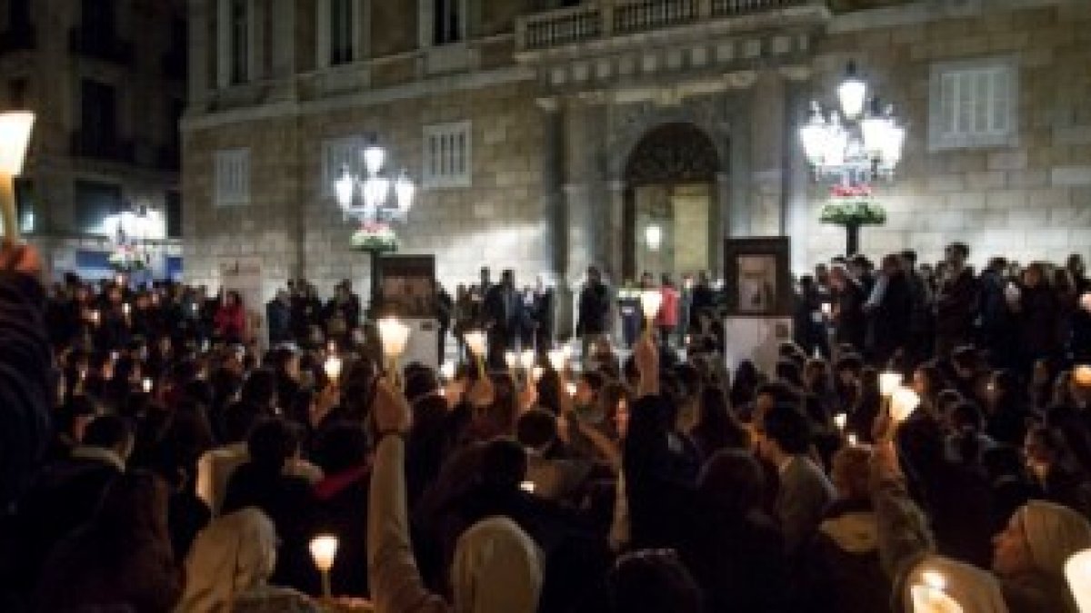 Casi mil personas, la mayoría jóvenes, convocados por CatJove y AIN, oraron en la Plaza Sant Jaume de Barcelona por los cristianos perseguidos - Foto de Agustí Codinach en ForumLibertas