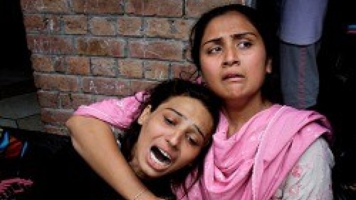 Escenas de dolor en el barrio cristiano de Lahore por el atentado a dos iglesias, una católica y otra protestante
