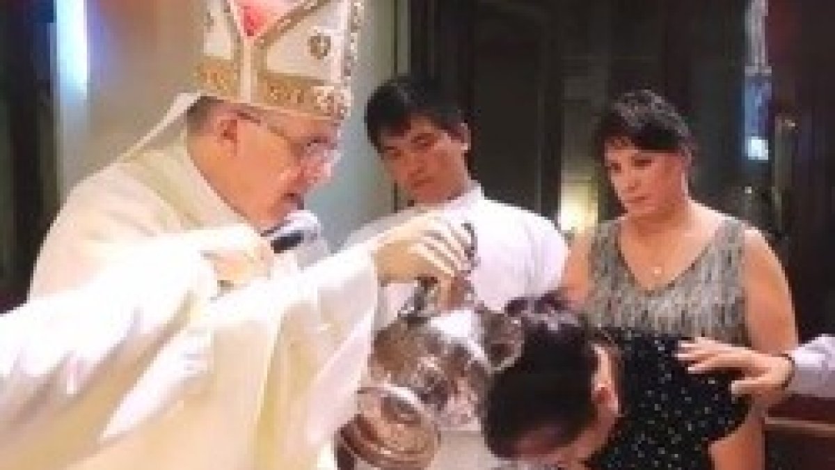 Osoro, siendo arzobispo en Valencia, bautiza una de las nuevas feligresas de la comunidad católica china de la ciudad levantina