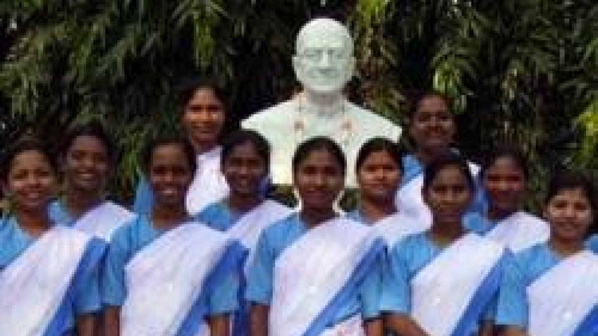 Novicias de María Inmaculada con el busto de su fundador, el obispo Marrow, un tejano formado en México