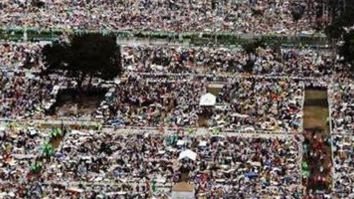 Imagen aérea de la multitudinaria misa del Papa Francisco en Manila
