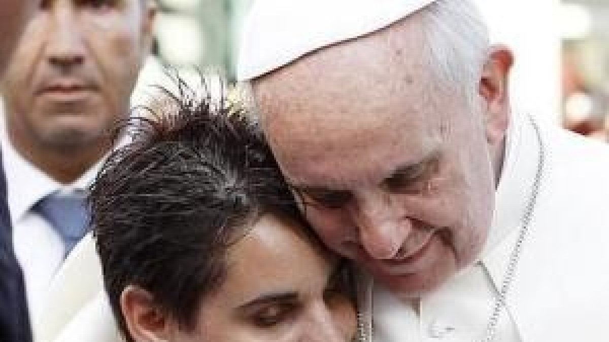 El Papa Francisco abraza a una mujer discapacitada durante un encuentro con jóvenes en el Largo Carlo Felice in Cagliari