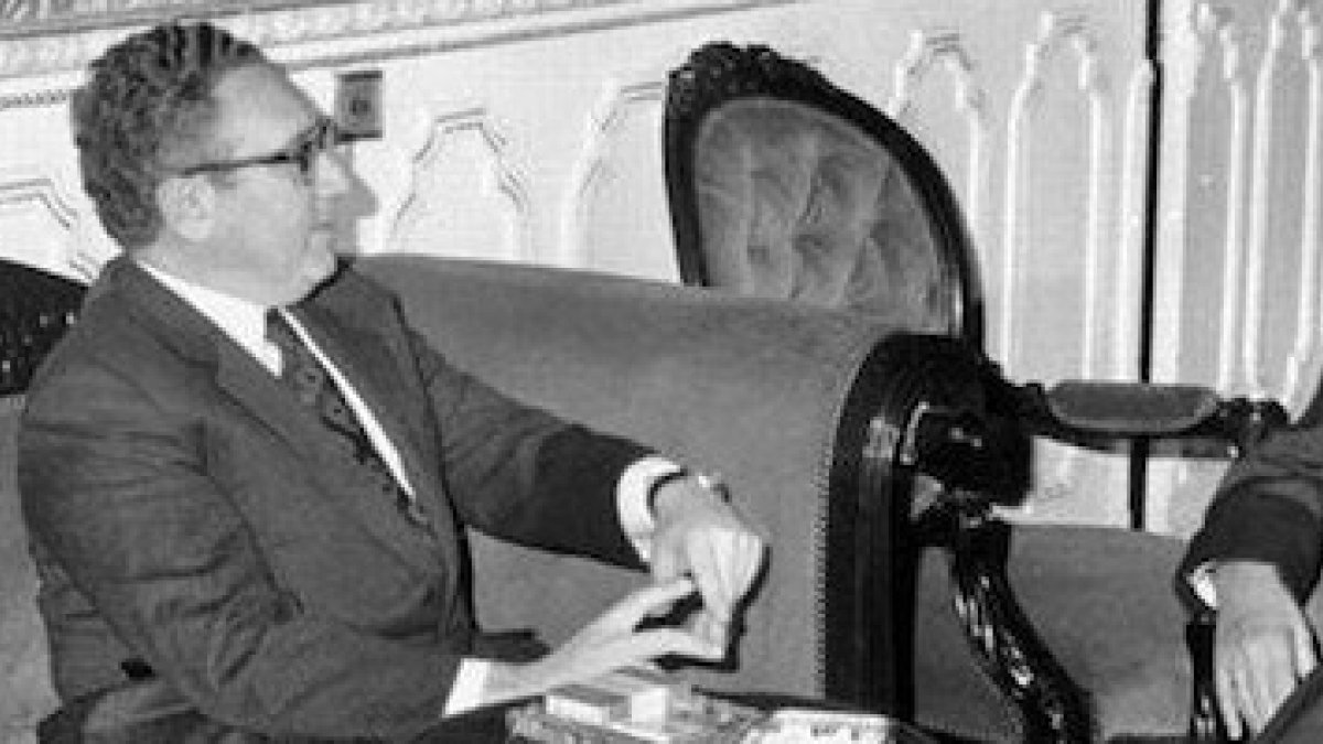 De izquierda a derecha, Laureano López Rodó, Henry Kissinger y el almirante Luis Carrero Blanco.