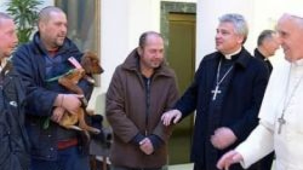 Krajewski, el limosnero papal, presenta al Papa Francisco a unos sin techo con los que colabora