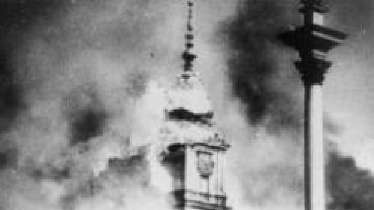Una catedral de Polonia ardiendo en la II guerra mundial