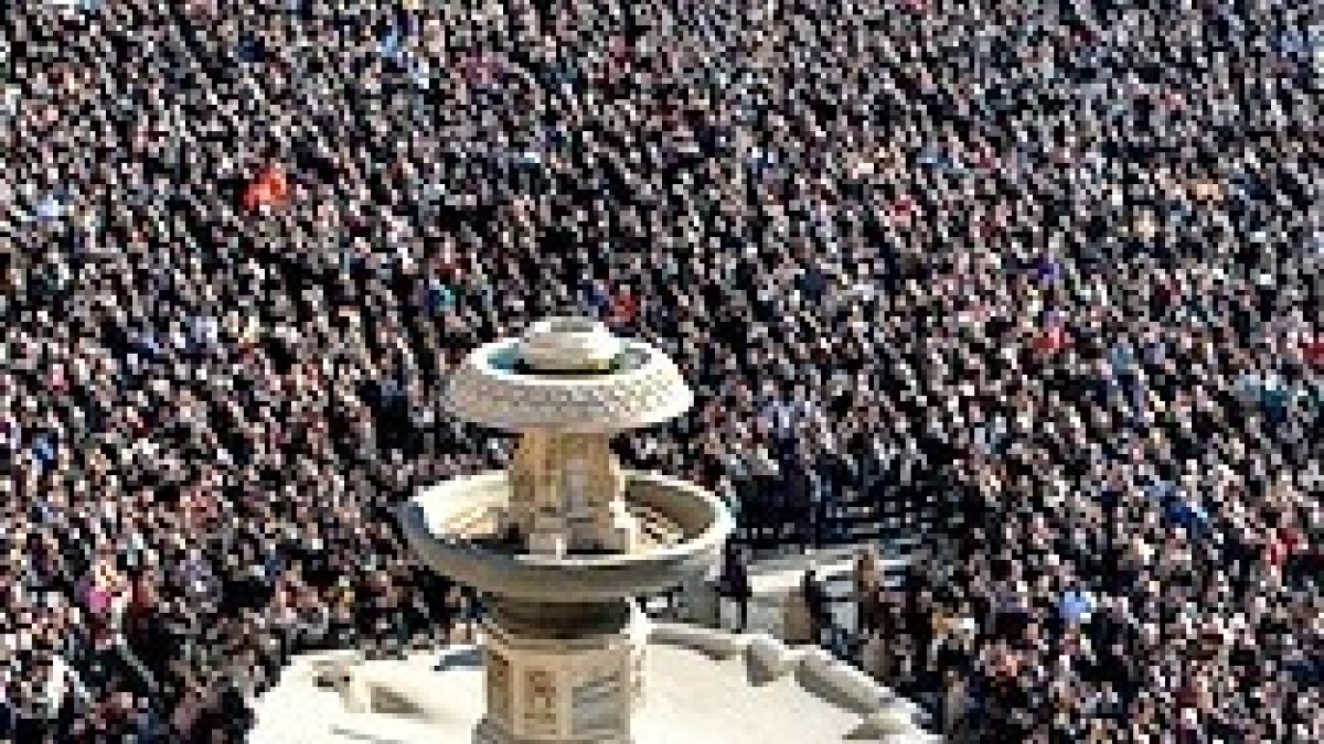 La Plaza de San Pedro registró otro gran lleno para la misa y el Angelus tras el consistorio.