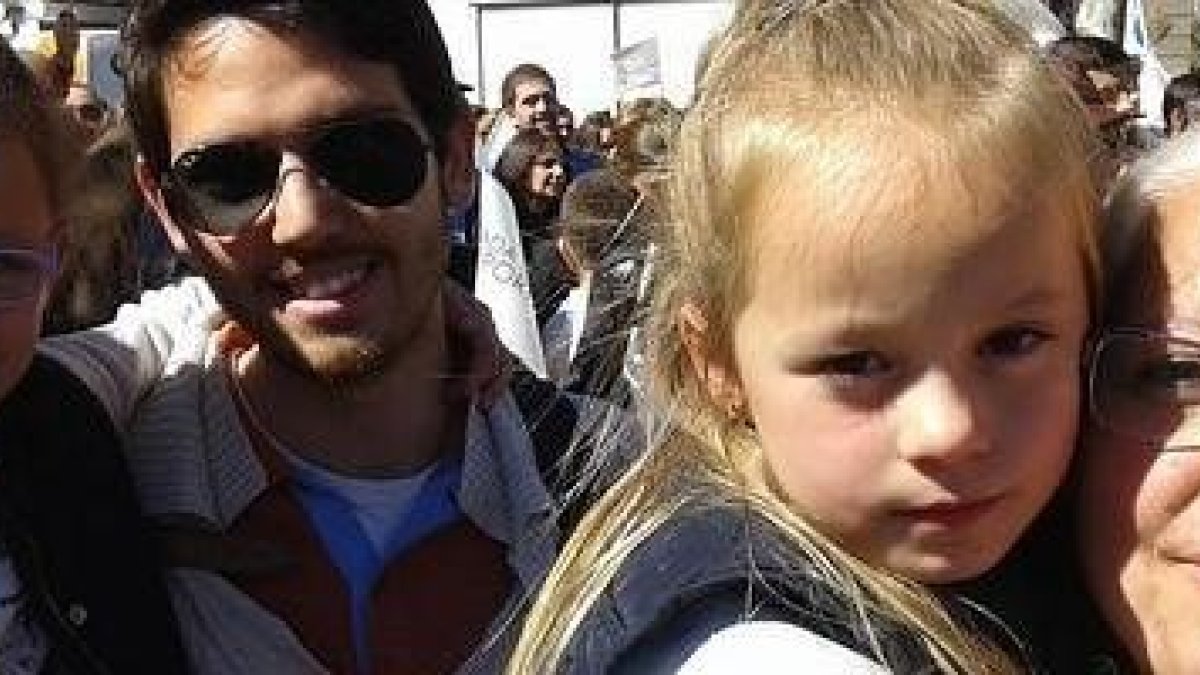 Las pequeñas Carolina y María nacieron por el coraje de su madre; aquí están con su tío y su abuela en la manifestación Cada Vida Importa 2015