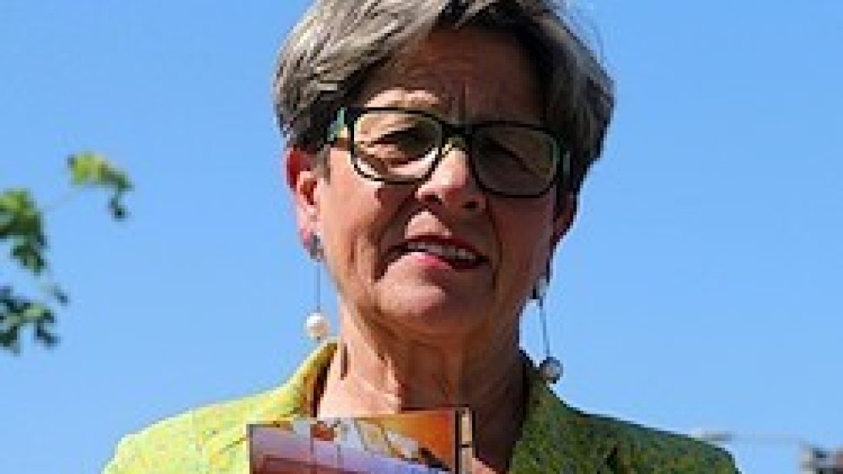 Viviane Lambert muestra una foto de su hijo.