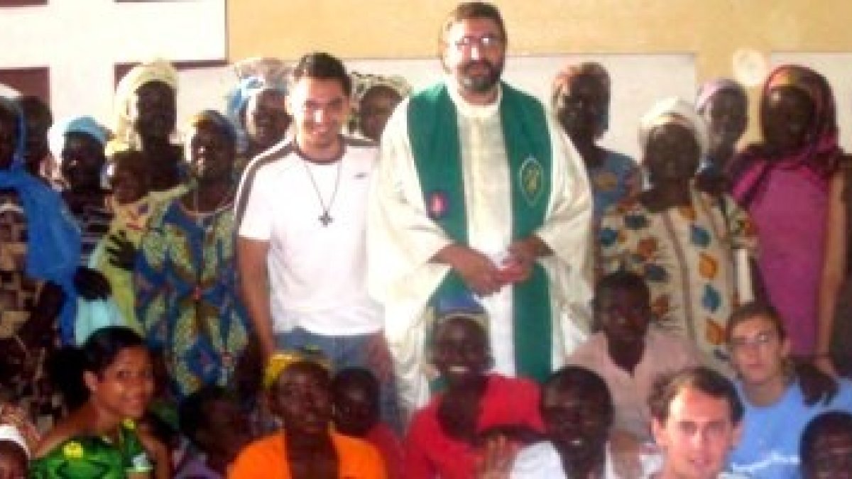 El padre Ayanz, con parroquianos de Maorua y jóvenes misioneros laicos