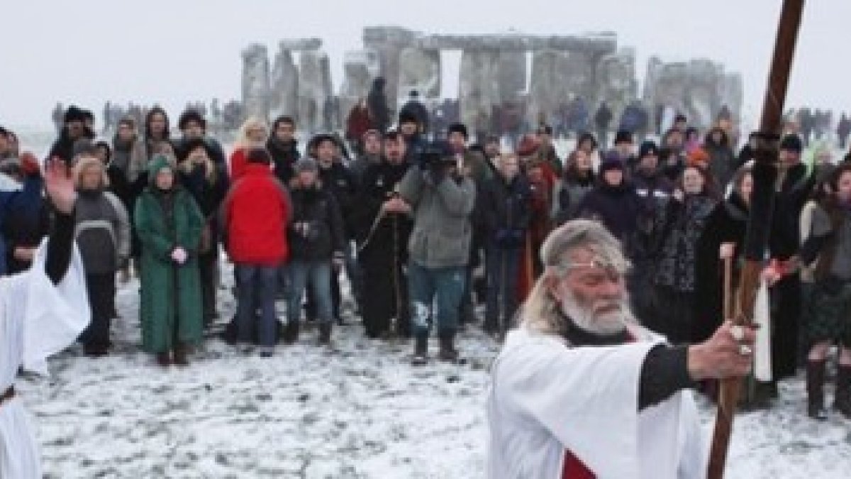 Ingleses modernos que quieren ser paganos se declaran druidas y hacen rituales en el Solsticio de Invierno en Stonehenge