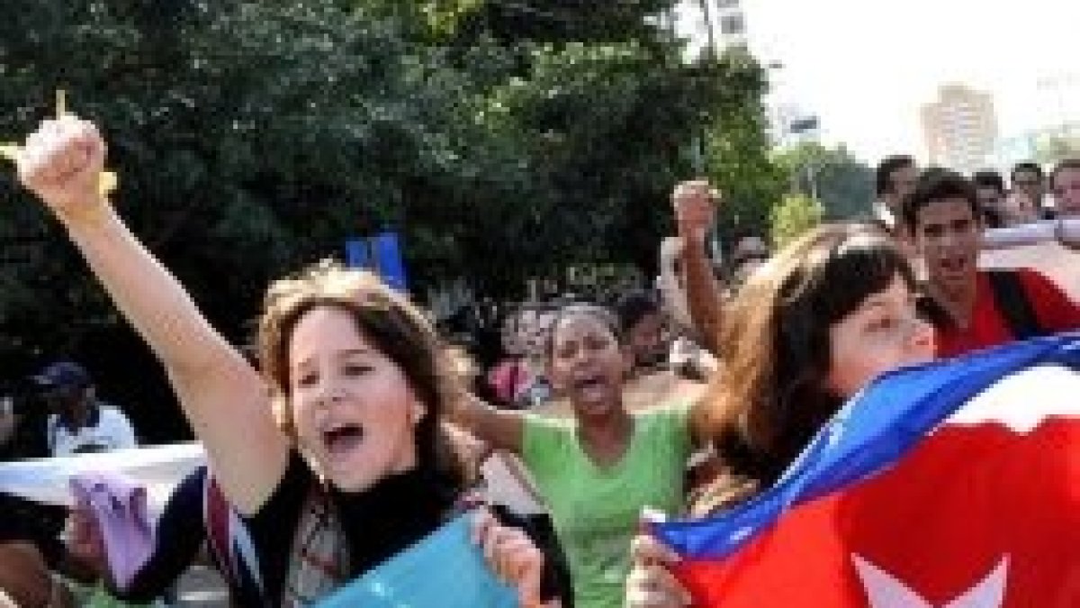 Estudiantes en La Habana celebran el intercambio de prisioneros y la voluntad de mejorar las relaciones entre los países