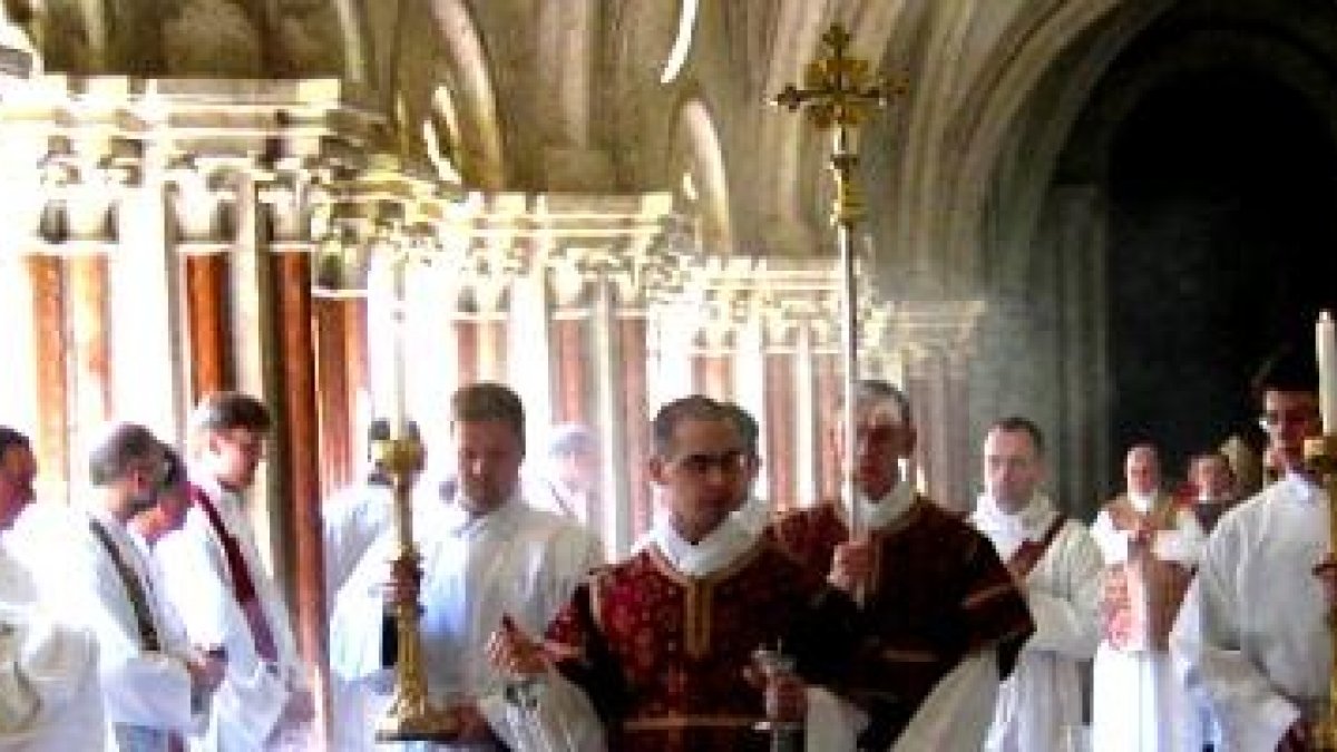 Procesión con la cruz en Heiligenkreuz, una viva comunidad cisterciense - más de 80 monjes- en Austria, que cuida la liturgia, el gregoriano y la espiritualidad