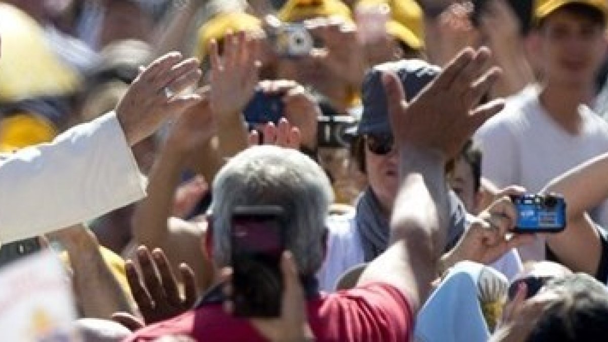 Francisco saluda a los peregrinos en la Plaza de San Pedro en su audiencia de los miércoles