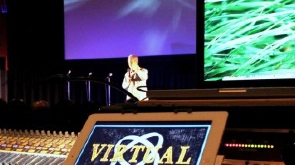 Un predicador en un encuentro protestante con grandes pantallas pero... ¿no preferirán muchos quedarse en casa a ver sus propias pantallas? ¿Por qué ir a un templo?