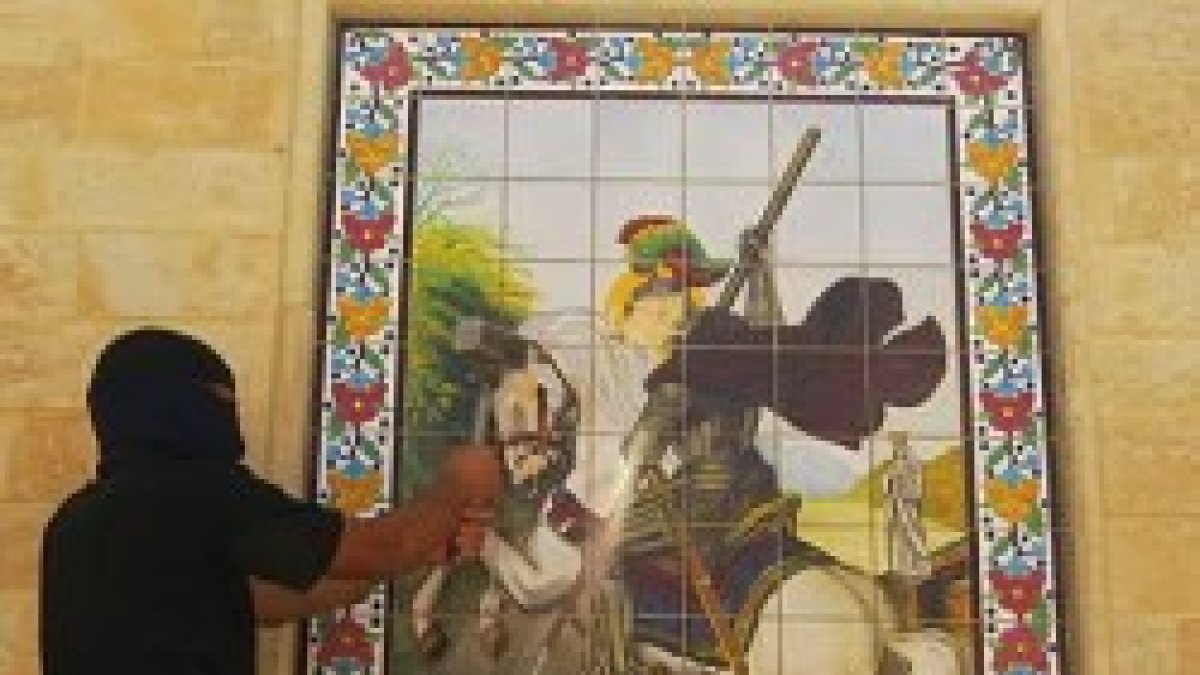 Los yihadistas de Estado Islámico destrozan símbolos cristianos - aquí, contra una imagen de San Jorge