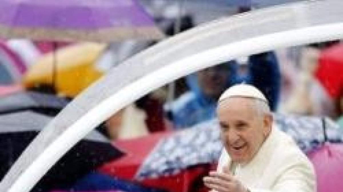 El Papa Francisco, rodeado de paraguas en la audiencia pública, pidió orar por el Sínodo de la Familia de 2015