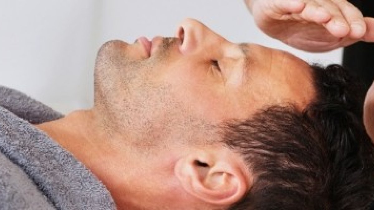 Más allá de cierta relajación -por estar tumbado- y efecto placebo, la ciencia no ha encontrado eficacia al reiki... y espiritualmente puede ser muy dañino