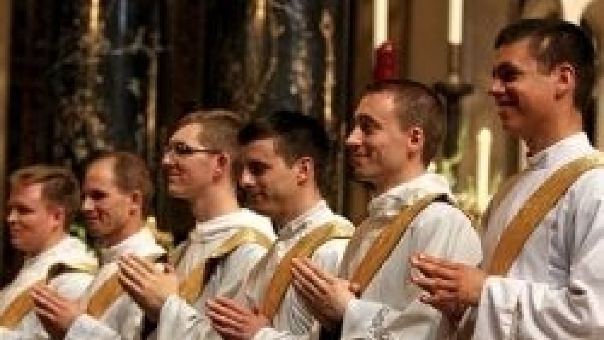 Unos jóvenes norteamericanos justo antes de ser ordenados sacerdotes católicos