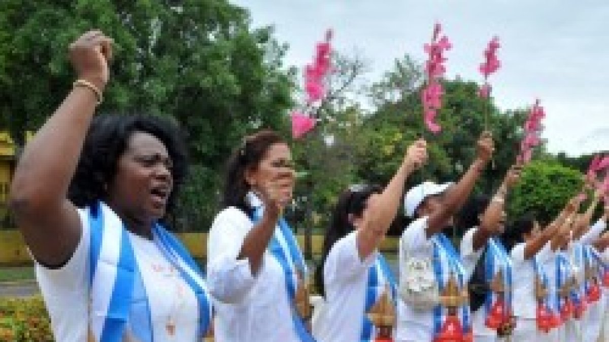 Las Damas de Blanco, que se manifiestan con ese color, piden libertad y derechos humanos para Cuba, enfrentándose al régimen autoritario de la isla