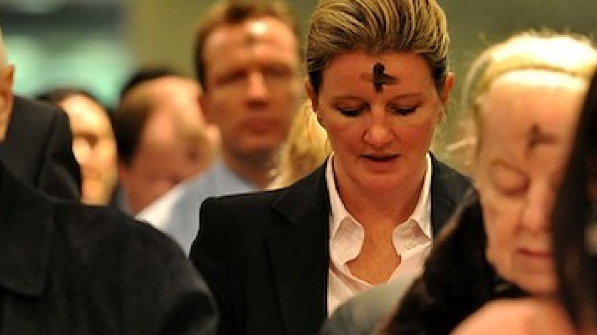 La ceniza en la frente tiene un significado penitencial y nos recuerda que hemos de morir.