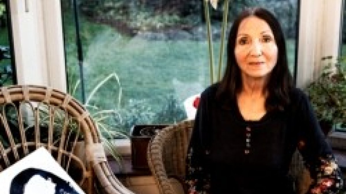 Jane Hawking - y un cojín con la foto de su ex-marido- en la entrevista con El Mundo