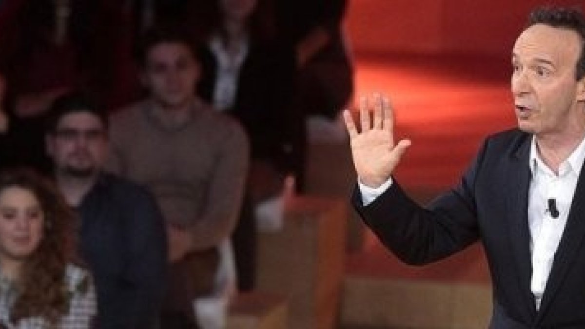 El soliloquio humorístico de Roberto Benigni sobre los 10 Mandamientos ha suscitado un debate moral sobre la ética pública en Italia