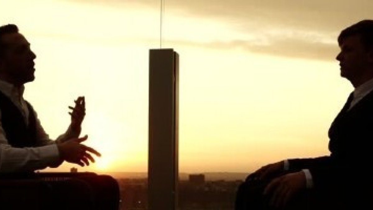 Dos hombres dialogan apasionadamente