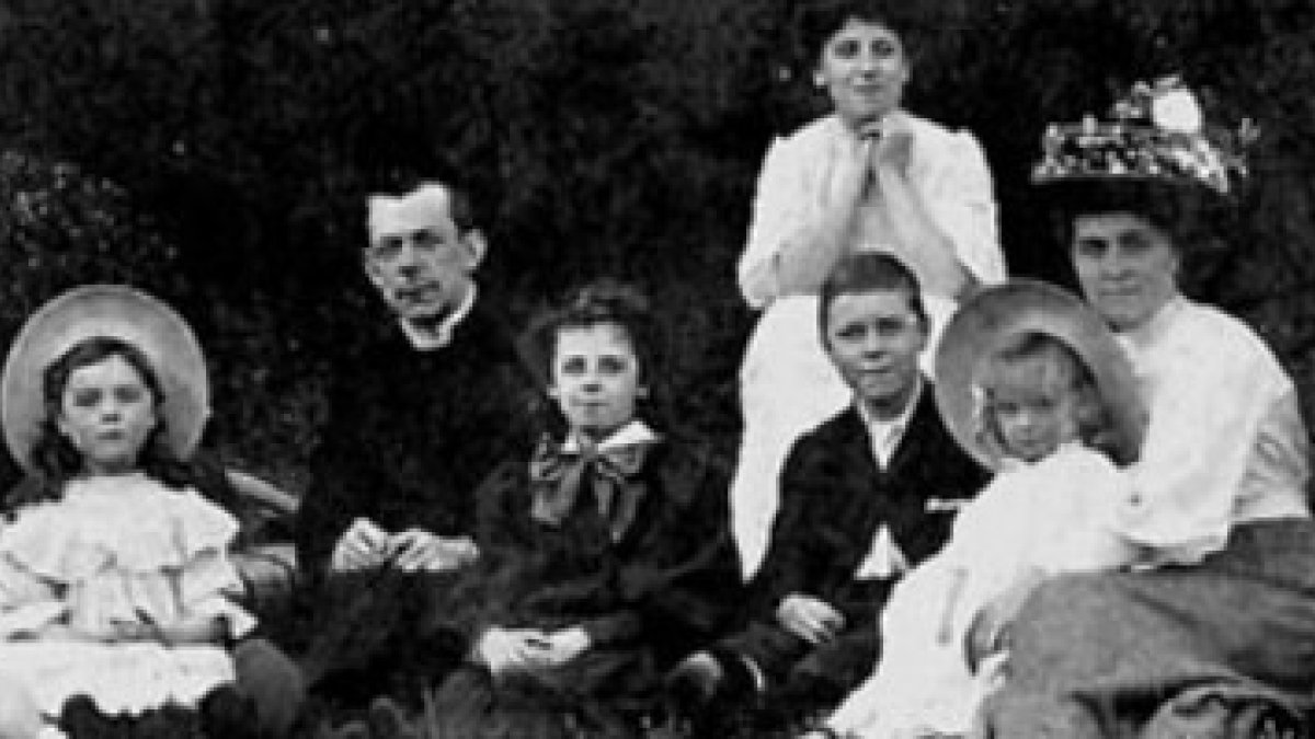 El padre Byles, en el centro, en una foto desenfadada que se tomó con unos amigos y su familia