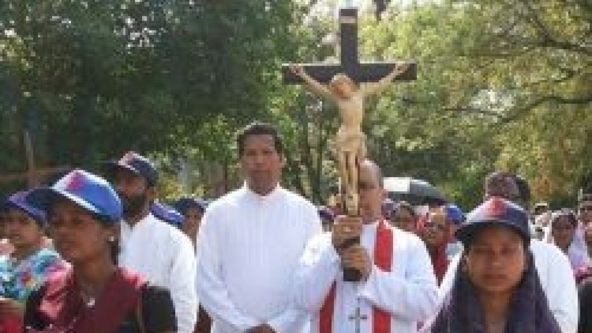 El arzobispo Anil Couto de Delhi lleva la Cruz en procesión