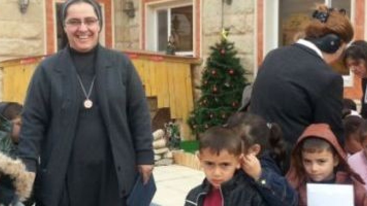 La hermana Sanaa Hana con algunos de los niños que atiende entre los refugiados en Ankawa y el Kurdistán iraquí