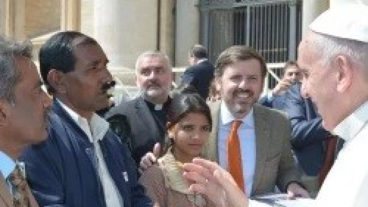 Francisco saluda al marido y la hija de Asia Bibi, acompañados de Joseph Nadeem y Nacho Arsuaga