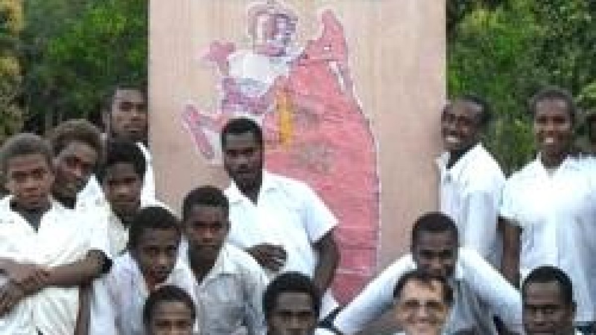 El corazonista español Antonio López, con alumnos de su colegio en Vanuatu y el logotipo de la JMJ de Madrid 2011