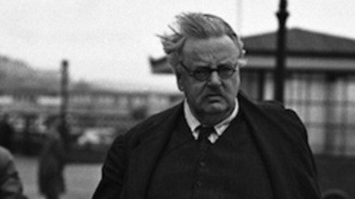 Chesterton en Brighton en 1935 - siguiendo a León XIII, los distributistas buscaban un sistema alternativo al comunismo y al capitalismo y sus abusos