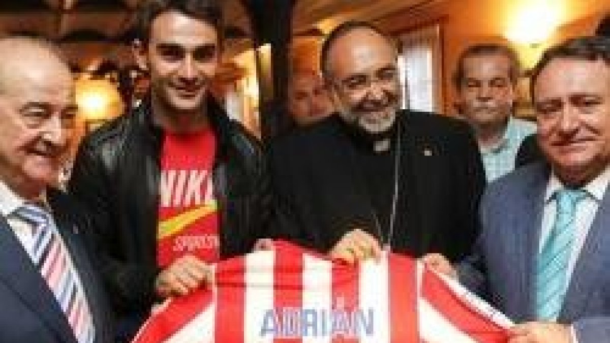 El Sporting de Gijón con el arzobispo Sanz, pastor de la Iglesia en Asturias