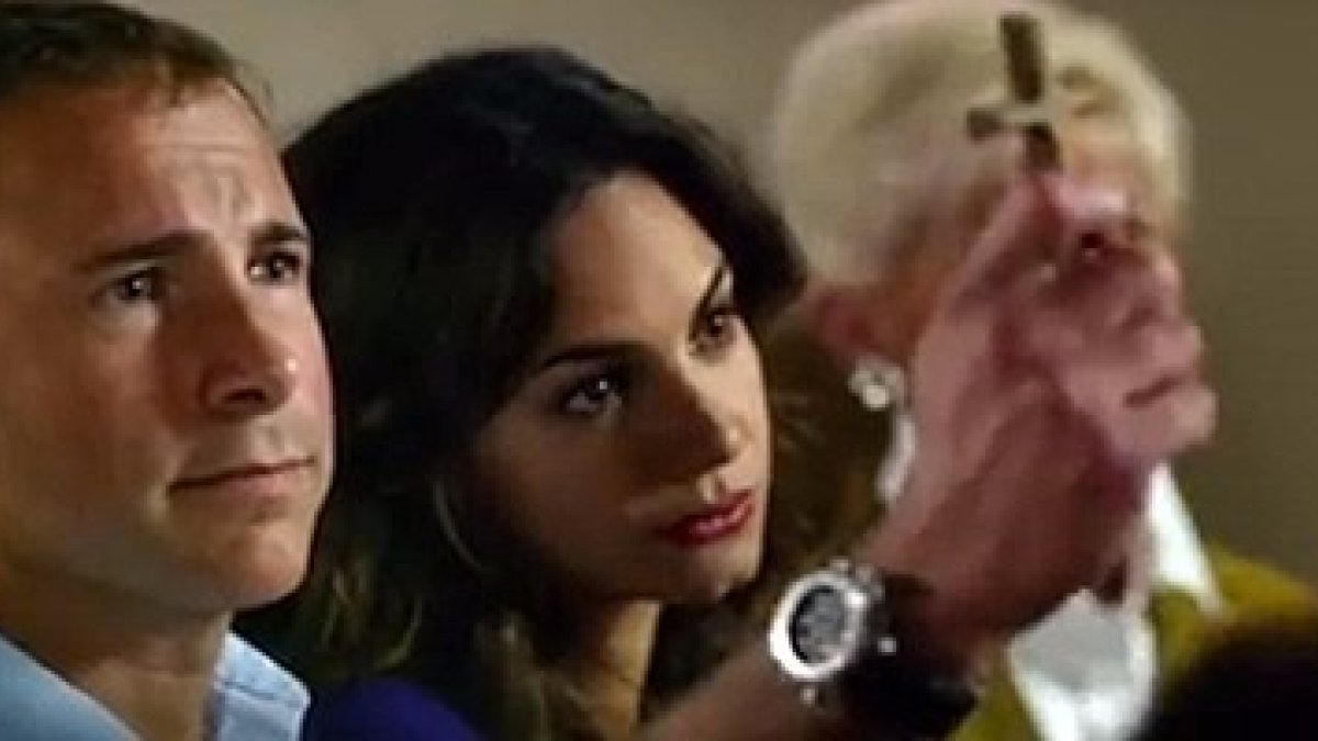 Desde la primera escena se nos recuerda que creer en la Cruz de Cristo tiene que traducirse en hechos.