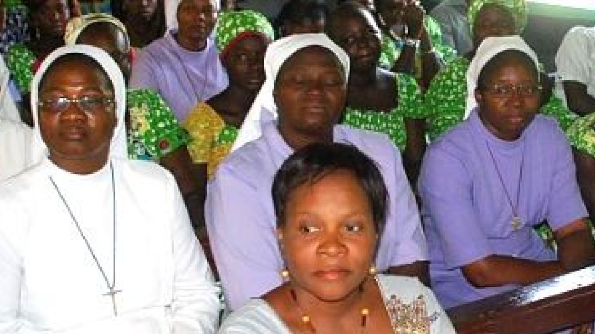 Los platos rotos de las caricaturas desafiantes de Charlie Hebdo los pagan gente sencilla y ajena, como estas parroquianas de Santa Teresita en Zinder, Níger