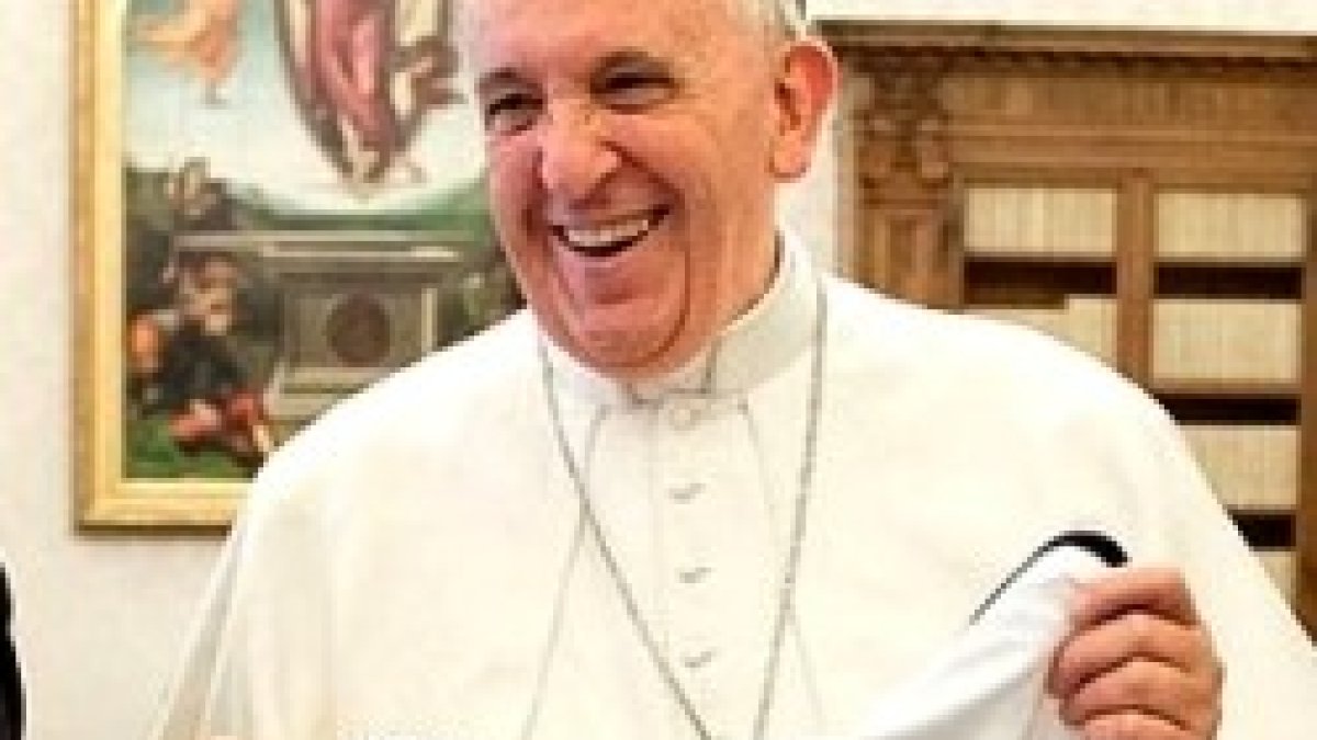 Francisco con una camiseta de fútbol que lleva su nombre y sus colores papales