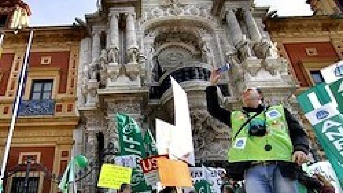La Junta de Andalucía plantea un ERE encubierto por razones ideológicas, según los manifestantes.