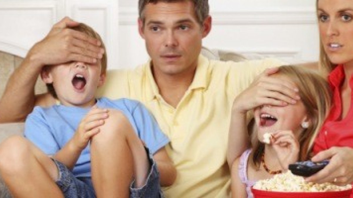 Ver películas en familia ayuda a la comunicación, pero antes hay que conocer las películas; informarse en prensa cristiana o con valores ayuda a evitar sorpresas malas