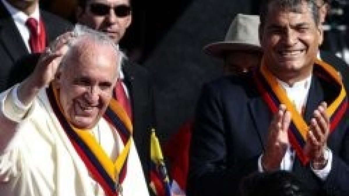 Rafael Correa aplaude al Papa Francisco a su llegada, pero en la prensa da instrucciones para transformar la Iglesia en otra cosa