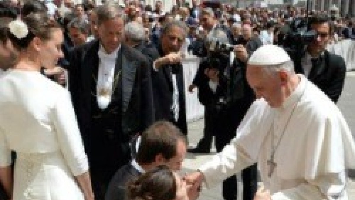 El Papa Francisco bendice unos novios - defiende la complementariedad entre hombre y mujer, como signo de Dios