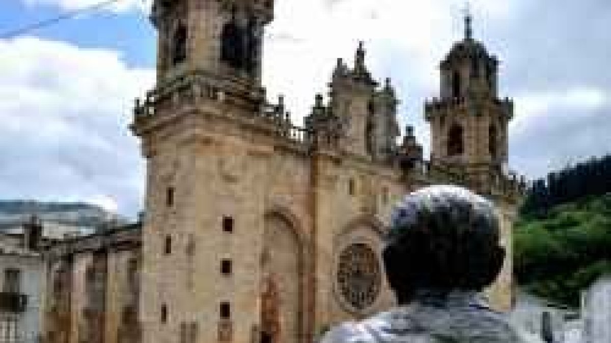 La estatua del escritor Álvaro Cunqueiro contempla la catedral de Mondoñedo, revalorizada por la Unesco con otros caminos hacia Santiago