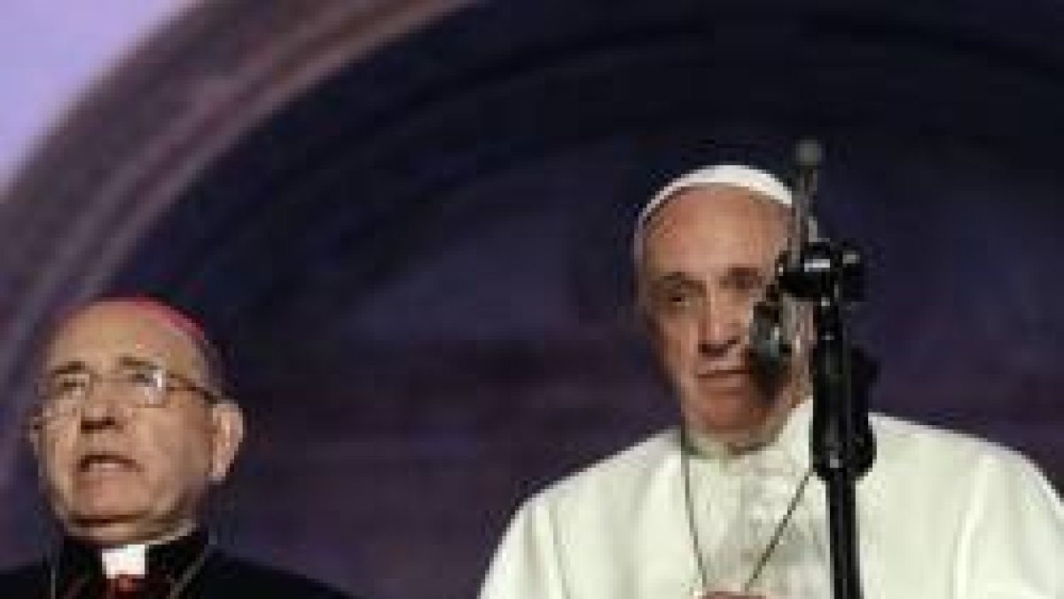 El Papa Francisco, a la entrada de la catedral de Quito, saluda a los fieles tras un día agotador