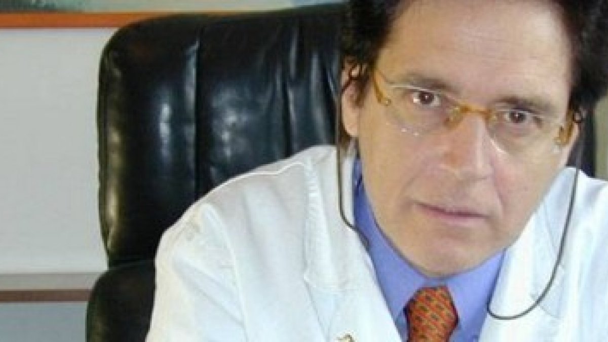 El doctor Paolo Zucconi no ha tratado nunca los sentimientos homosexuales de ningún paciente, pero sólo por comentar la posibilidad ya le han sancionado