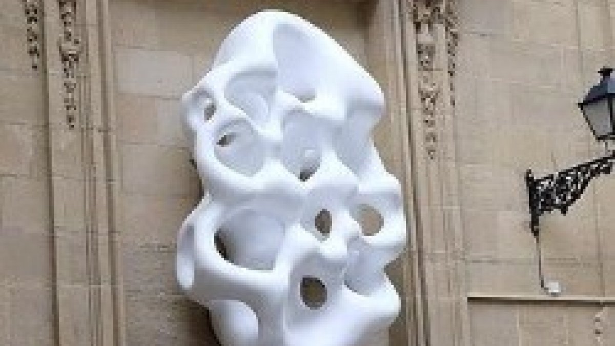 La Armonía del Sonido, en la fachada de la basílica, expresa pureza, se supone que en alusión a la Virgen