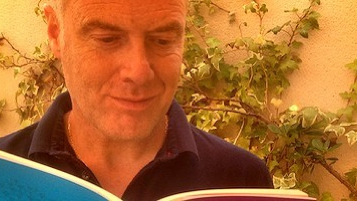 Una crítica inteligente de una sociedad idiotizada que se podemiza: así describe el ex ministro Manuel Pimentel la capacidad de análisis de Javier López.