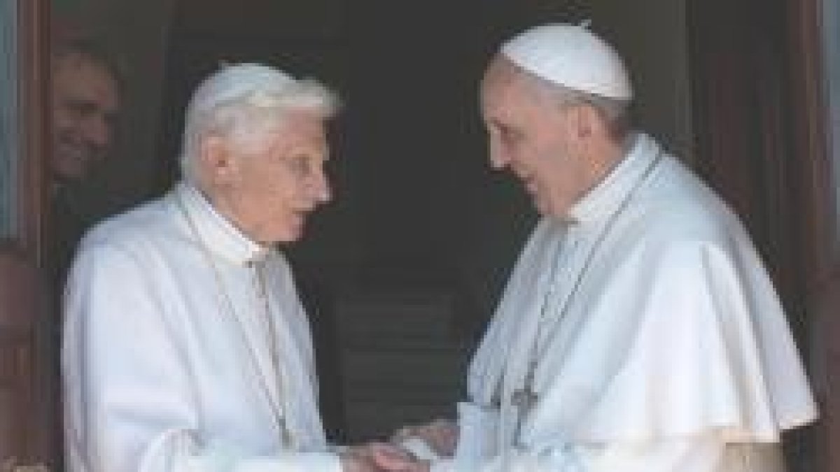 Benedicto XVI y Francisco - cada vez que los dos papas hacen algo juntos es un evento histórico
