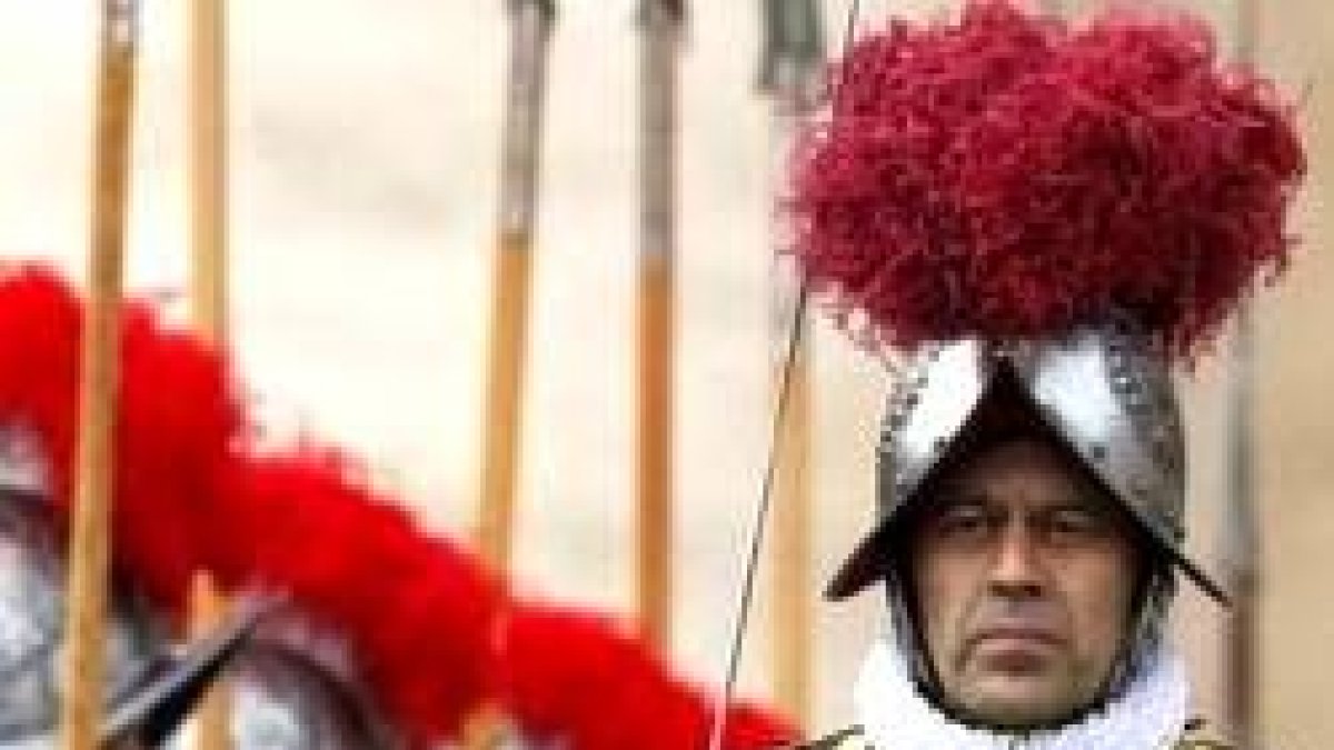 El comandante Christoph con la Guardia Suiza en uniforme de gala