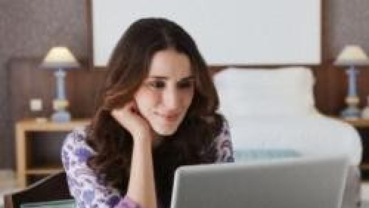 Una mujer delante de un ordenador... ¿leyendo ReL?