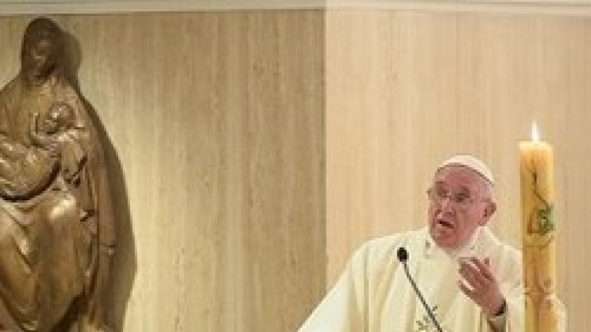 Francisco, en Santa Marta, anima con las Escrituras a abrir el corazón a Dios